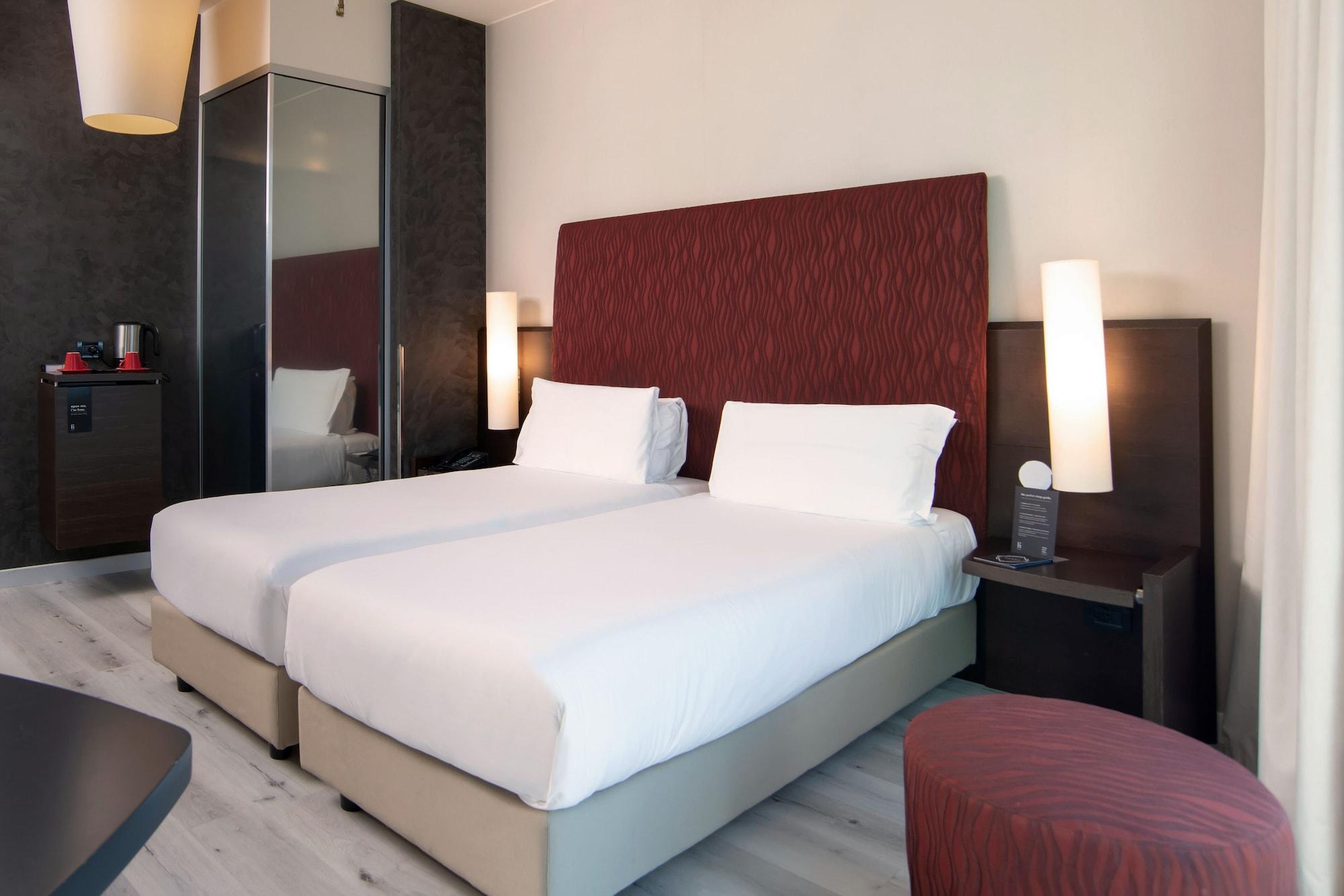 Hi Hotel Bari Esterno foto